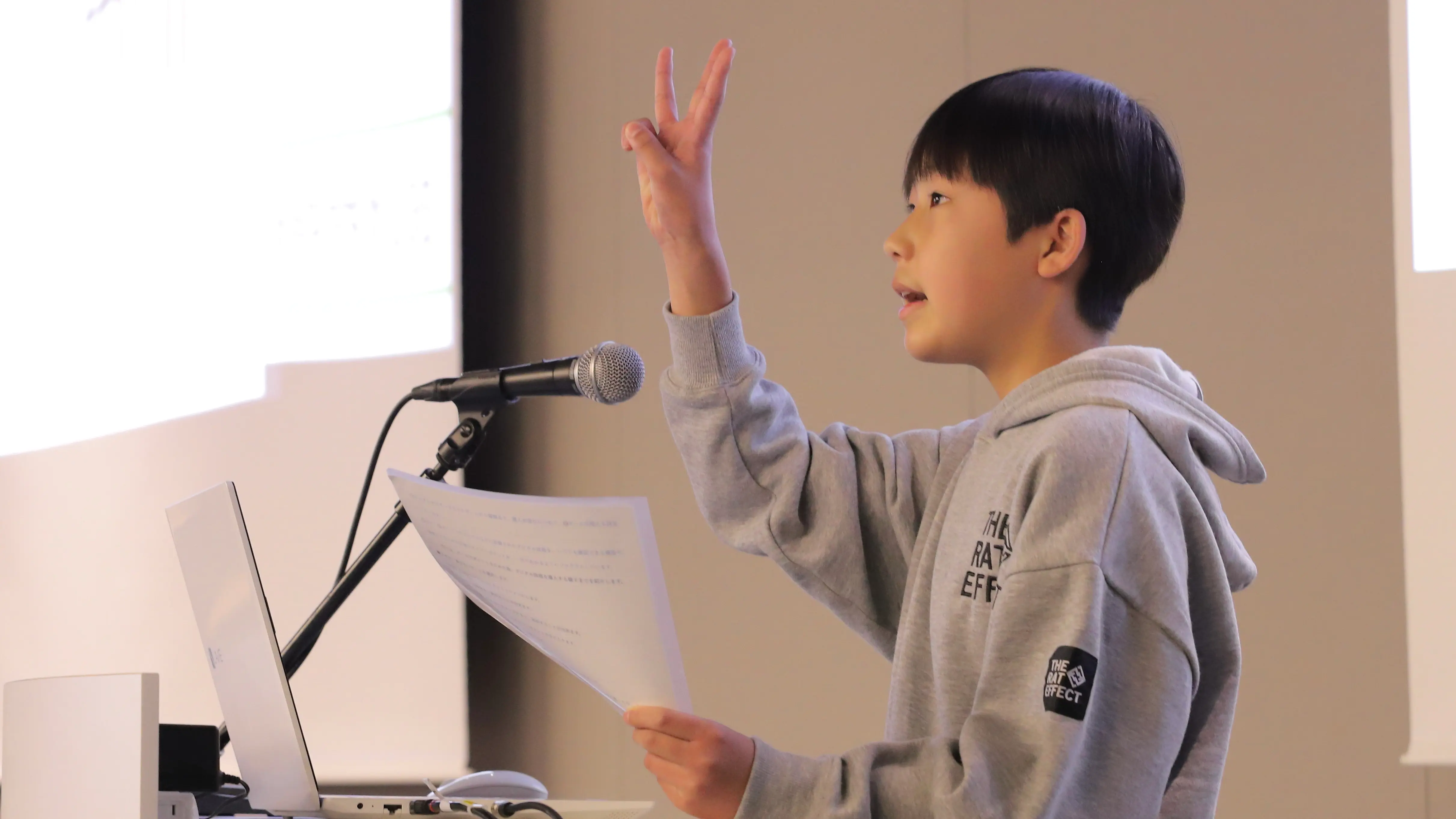 北海道小中学生プログラミングコンテストでプレゼンテーションを行う参加者の小学校6年生