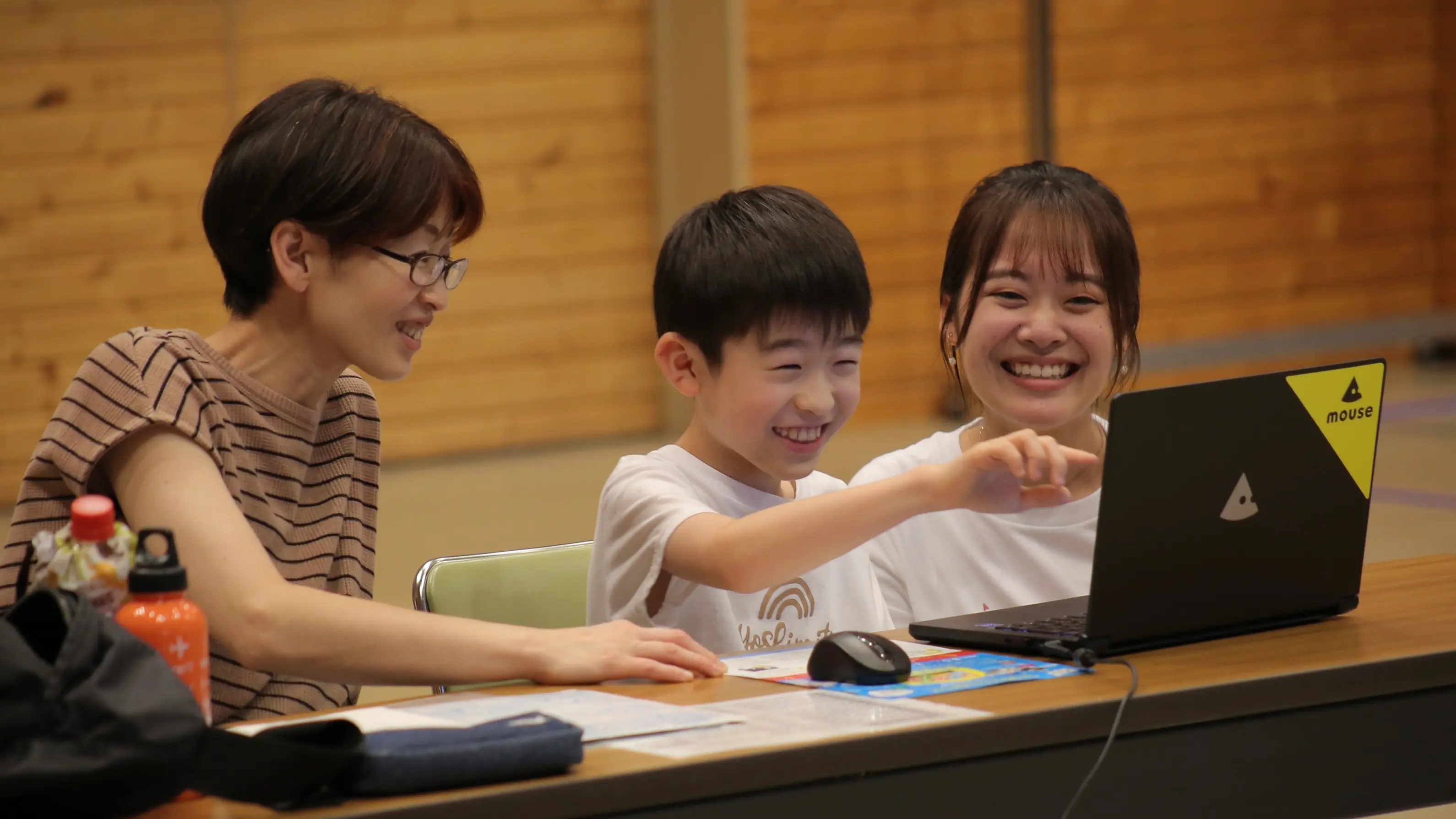 無料プログラミング体験会（デジタルキャンプ）で親子とふじゼミ生が楽しく学ぶ様子